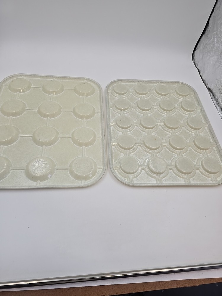 Couple Plastic Cafeteria Cup Trays