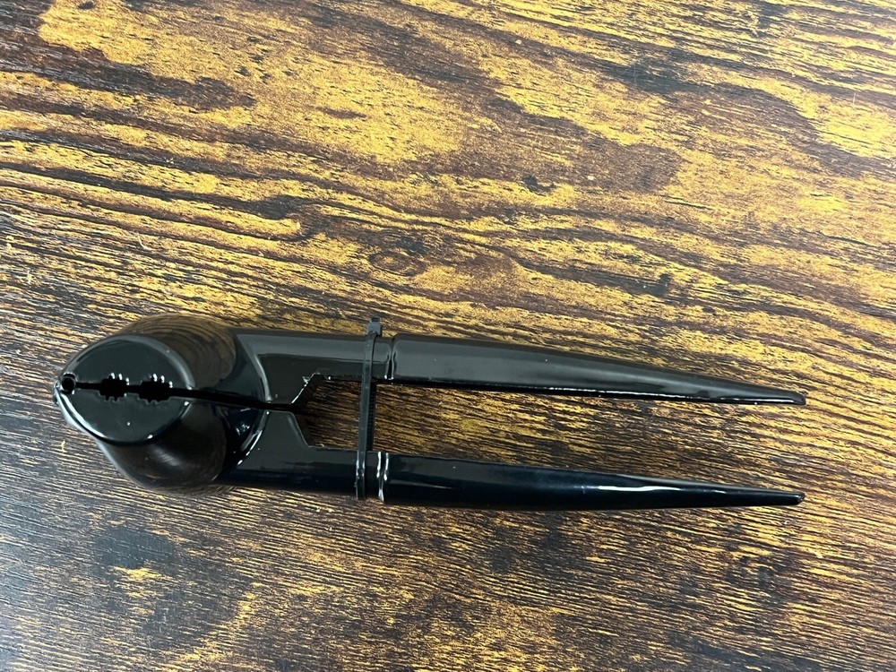 Deluxe Nut Cracker 00316d Black NEW