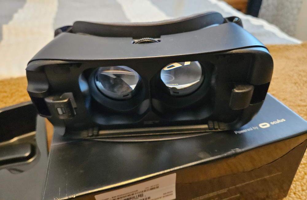 Samsung Gear VR with Controller Powered by Oculus with Original Box SM-R324