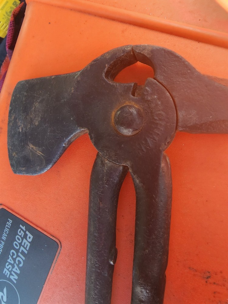 VTG MULTI-TOOL HAMMER AXE PLIERS NAIL PULLER SCREWDRIVER