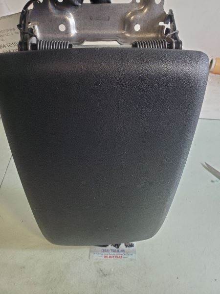 HIGHLANDR 2012 CENTER CONSOLE / ARMREST LID