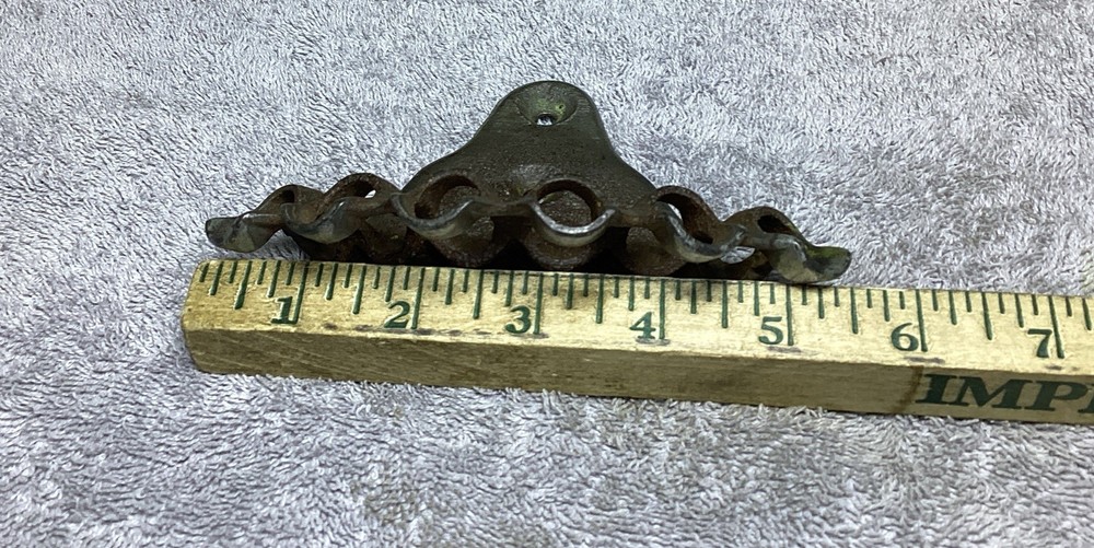 VTG. CAST IRON 6 FLAG WALL HANGER