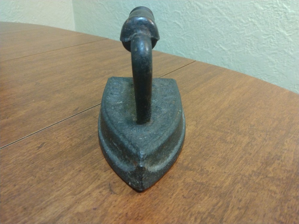 VINTAGE CAST IRON CHATTANOOGA #7 SAD FLAT IRON 