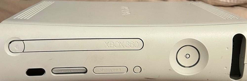 xbox 360 with 120gb hdd. Tested, barely used, comes with storage ( text only )