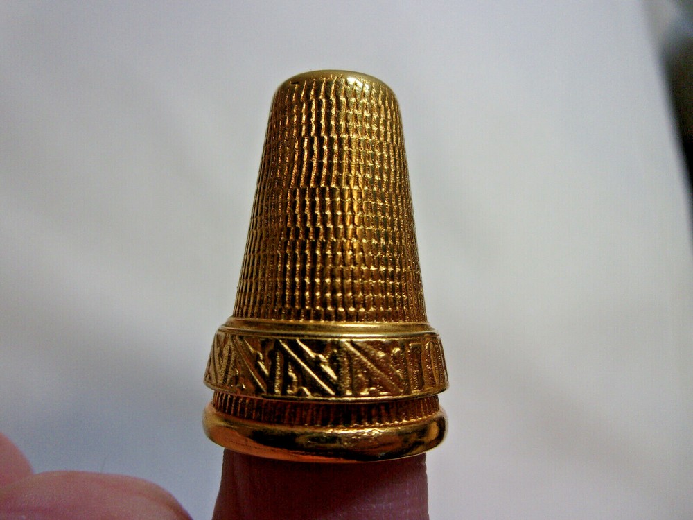 Vintage Gold Tone Toledo Thimble / Look!