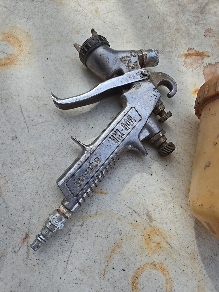 IWATA VXL-949 Spray Gun And Plastic Cup