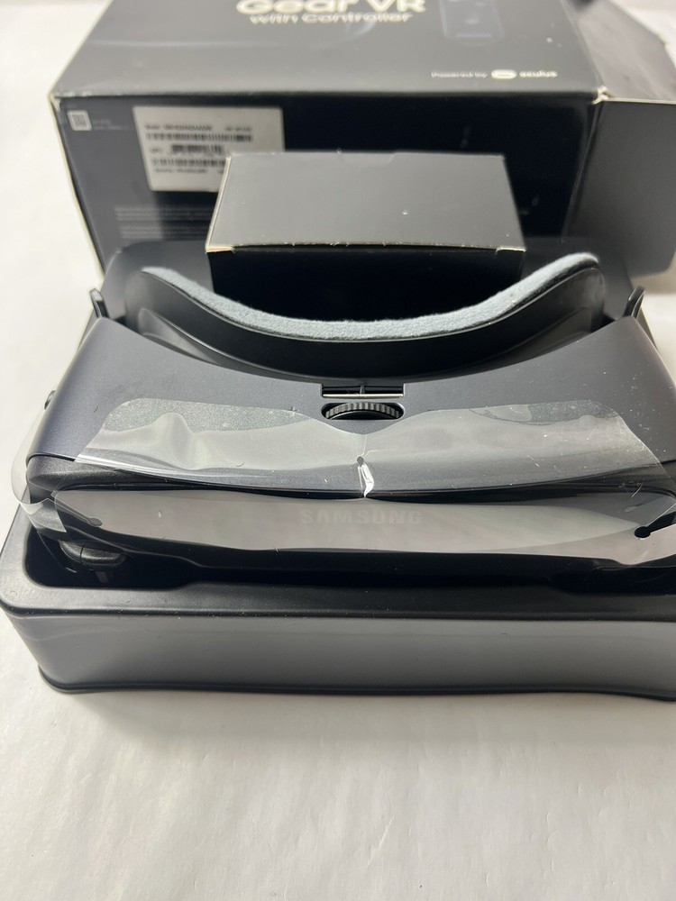 Samsung Gear VR Powered By Oculus Virtual Headset W/Controller SM-R324 Complete