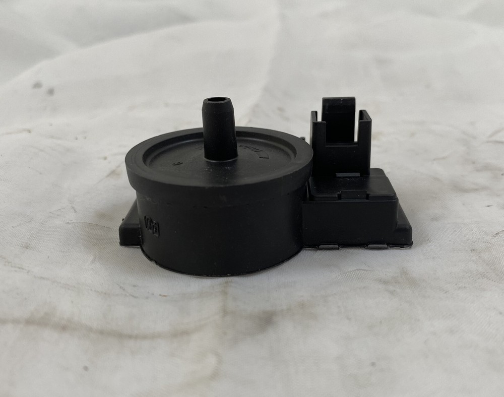 HOBART 775866-202 PRESSURE TRANSMITTER SWITCH, SILVER BACK, USED