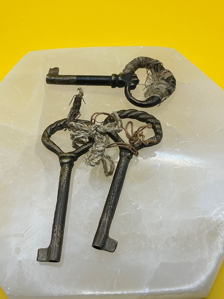 Three Brass Skeleton Keys Rope Design Tops