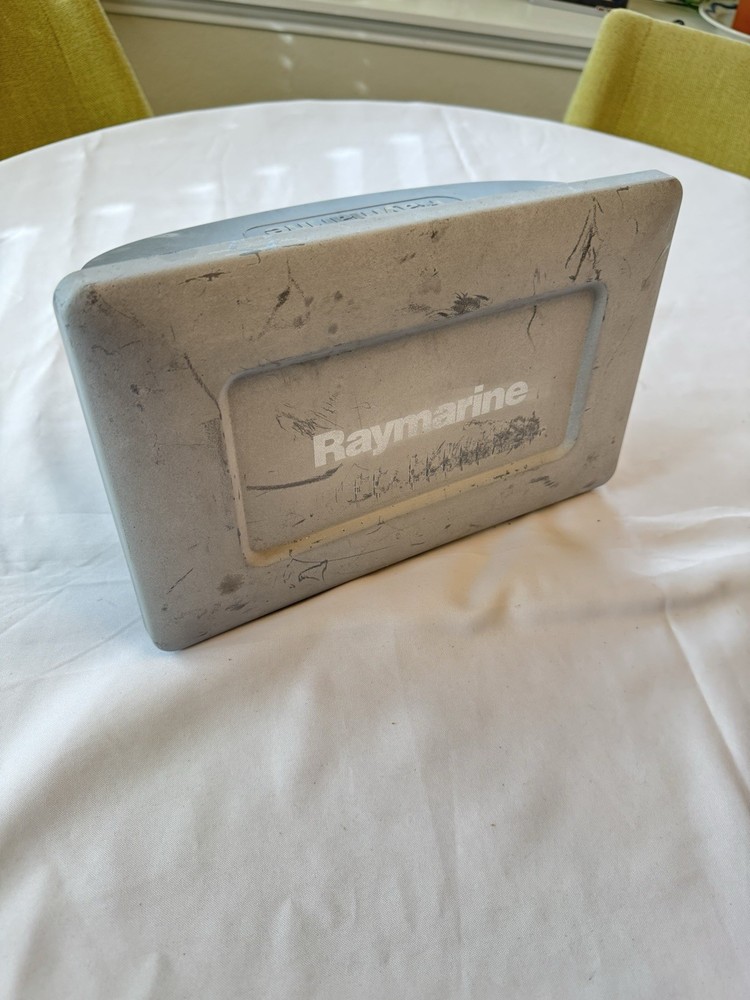 Raymarine C90W 9” Marine Chartplotter MFD GPS Radar Display E62111 w/Sun Cover