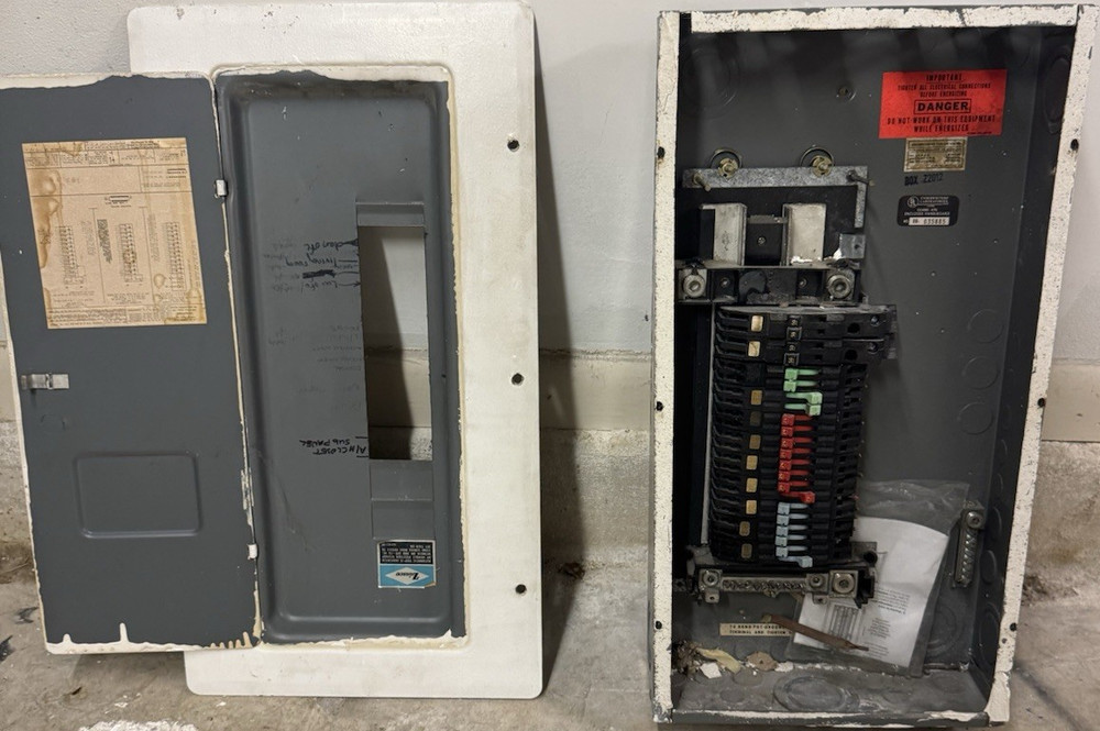Square D Main Breaker Panel with Cover Metal Rectangular Wall Mount