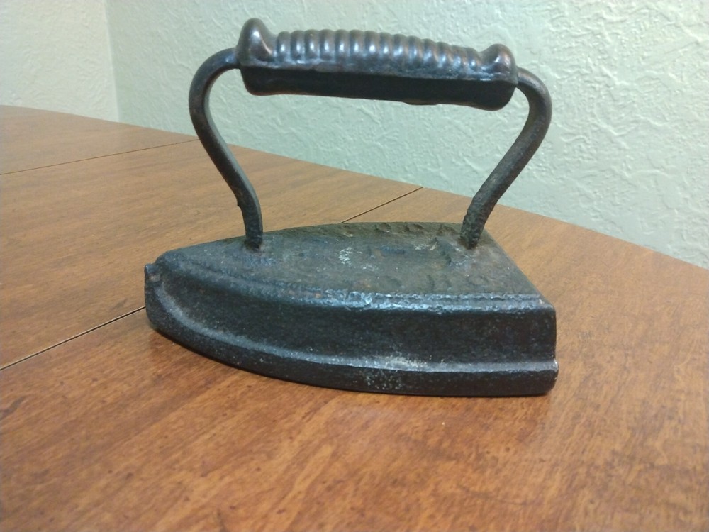 VINTAGE CAST IRON CHATTANOOGA #7 SAD FLAT IRON 