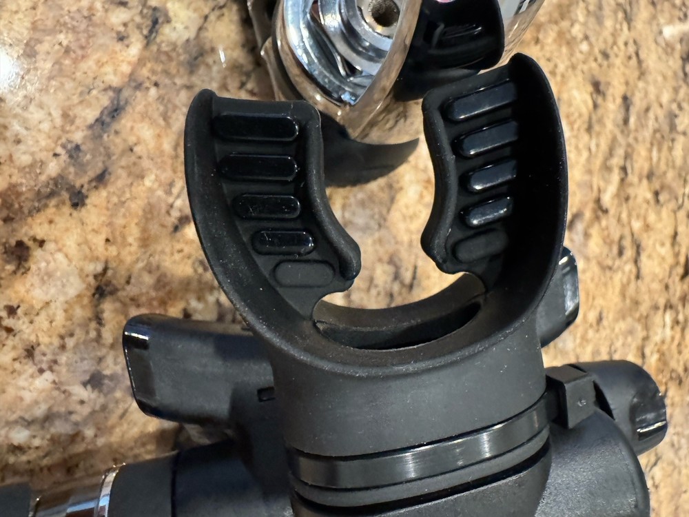 ATOMIC AQUATICS B2 SOLID BLACK EDITION REGULATOR LOOKS LIKE NEVER WET!