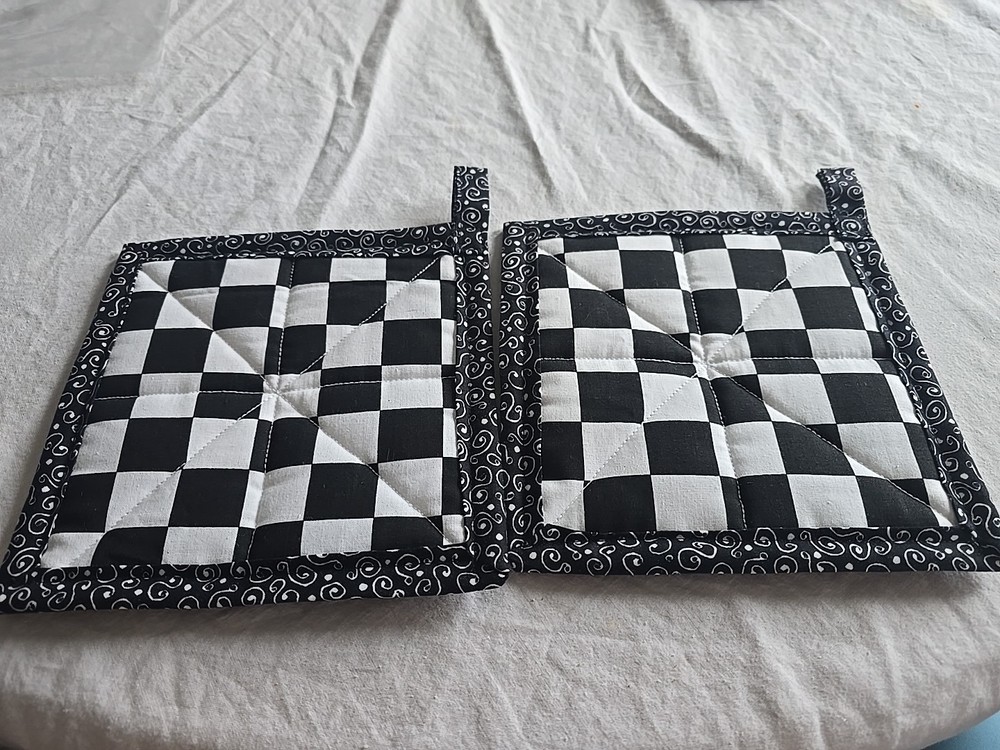 Set of 2 Hand Crafted Black White Check Patchwork Cooking Kitchen Pot Holders