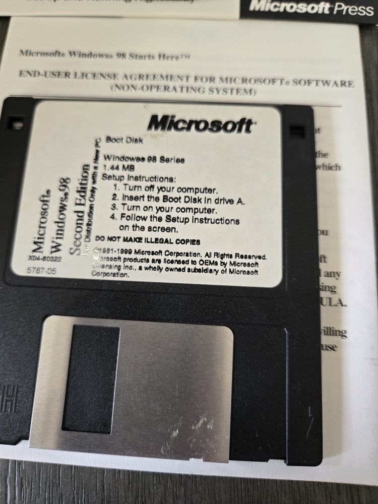 Windows 98 Starts Here CD & Floppy Disc, Windows 98 Plus CD