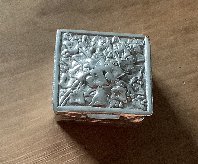 Small 925 Silver Repousse Snuff Or Pill Box Ivy leaf Design.