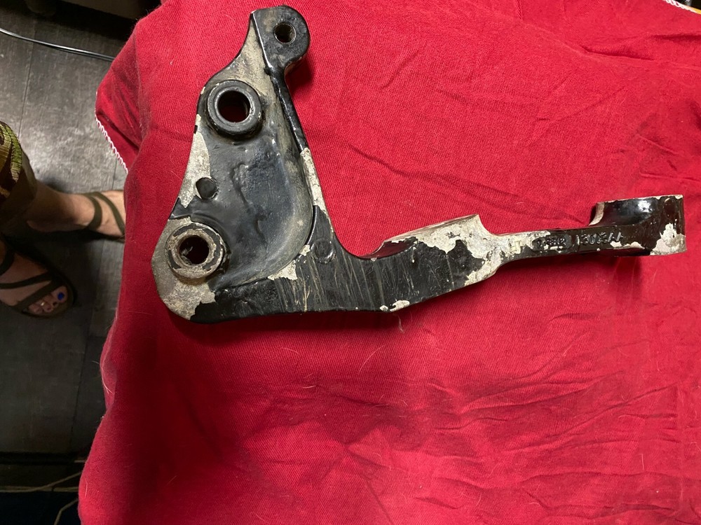 PACCAR MOUNT BRACKET SUPPORT M11 6411 001