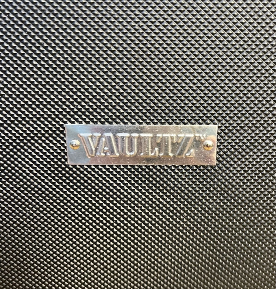 Vaultz Locking Media Binder, Holds 128 Discs, Black New