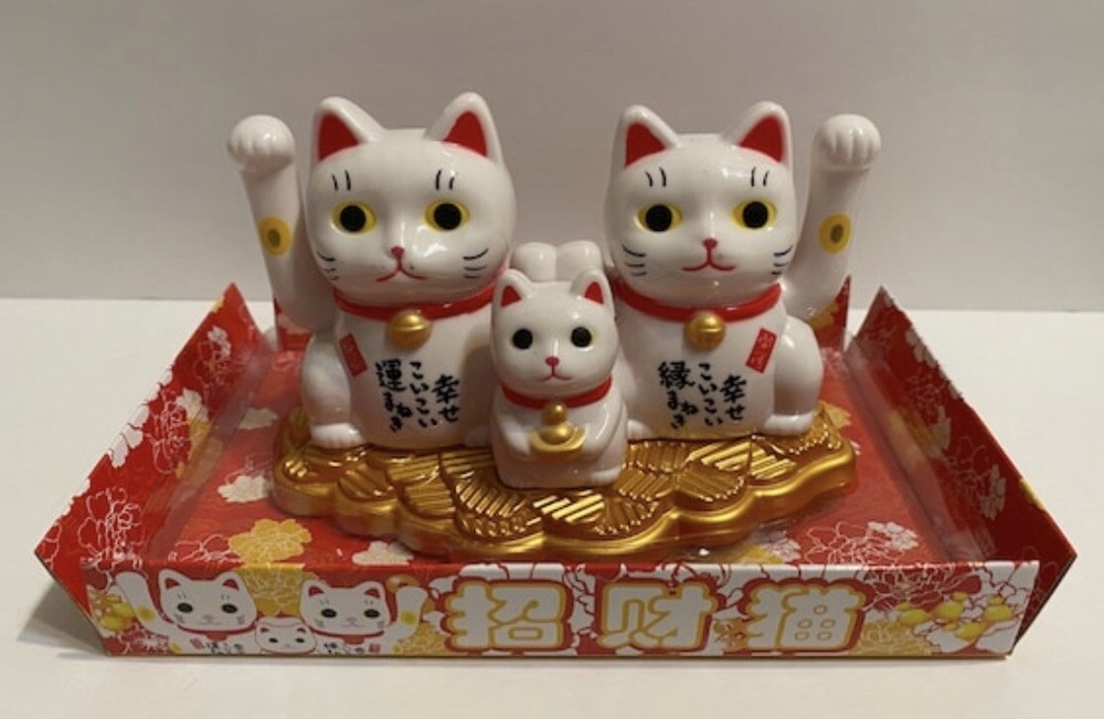 Solar powered Dancing White cat Cats family Bobble Toy!