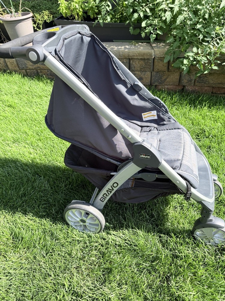 Chicco Bravo Quick-Fold Stroller Gently Used Easy One-Hand Fold Compact