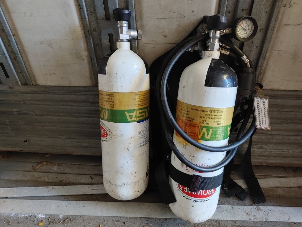 scuba diving oxygen tanks