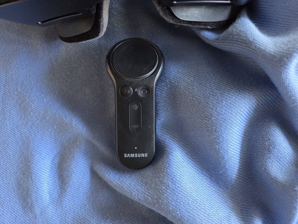 Samsung Gear VR SM-R325 Oculus with Controller