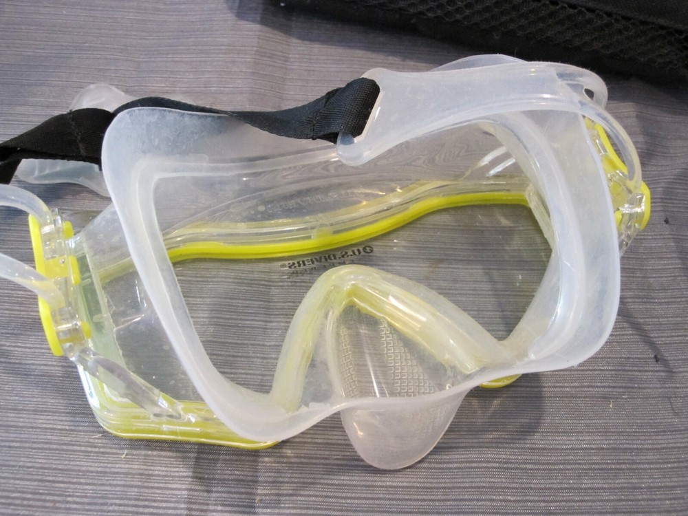 U.S. Divers Adjustable Diving Goggles w Temered Lens & Yellow Frame in Case