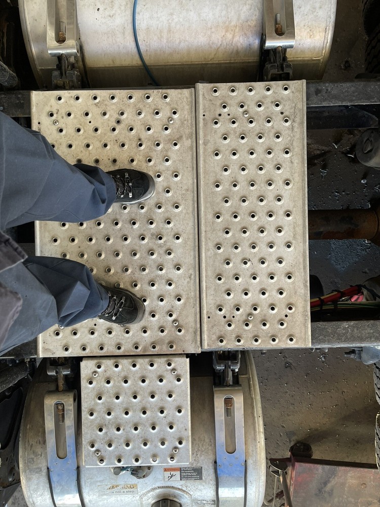 FREIGHTLINER CASCADIA 125 DECK (CATWALK) STEP 3583536