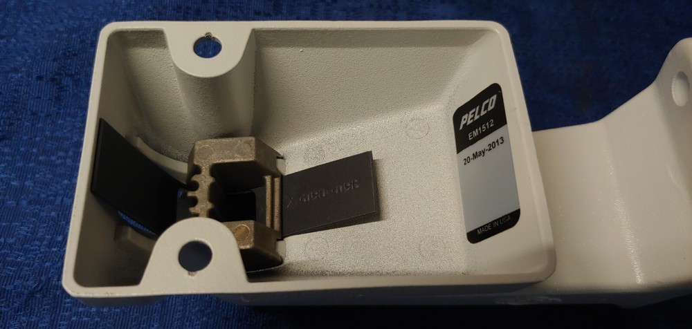 Pelco IXS0DNI2-EAT Security Camera & Enclosure