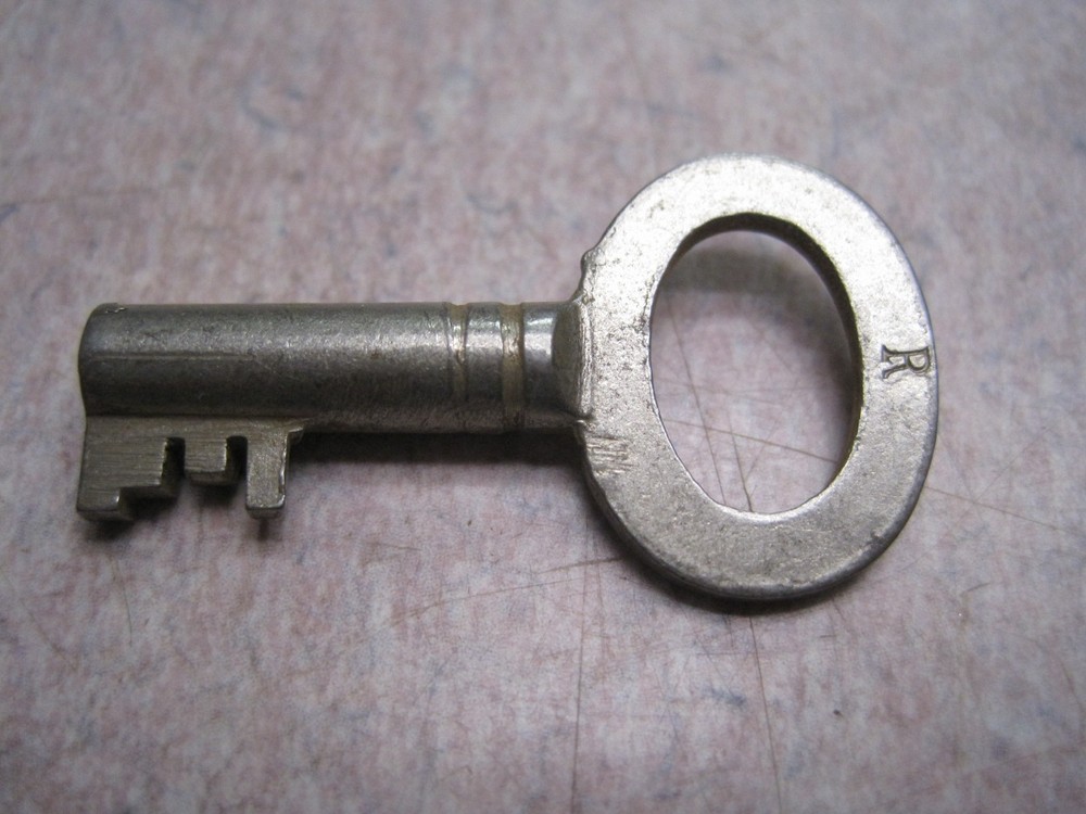 antique steamer trunk baggage luggage key eagle # r padlock lock hardware