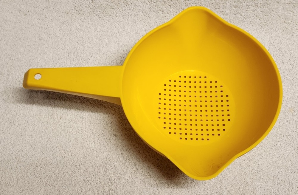 Vintage Tupperware Yellow 1 Quart Kitchen Colander Strainer with Handle 1200