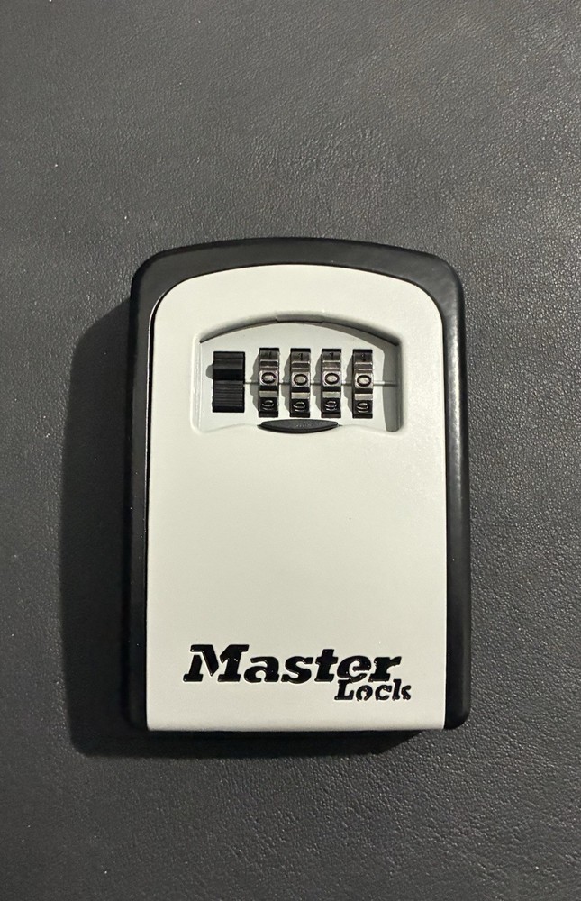 Master Lock Wall Mount Lock Box with Combination 3 x 1 1⁄2 x 5"