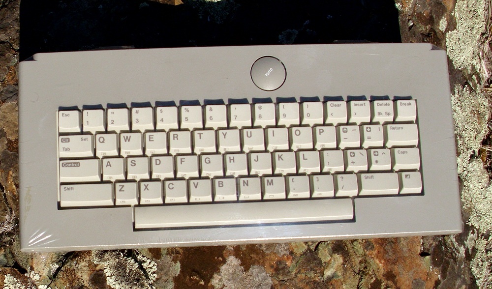 ATARI XEGM KEYBOARD with Case and cable Computer New