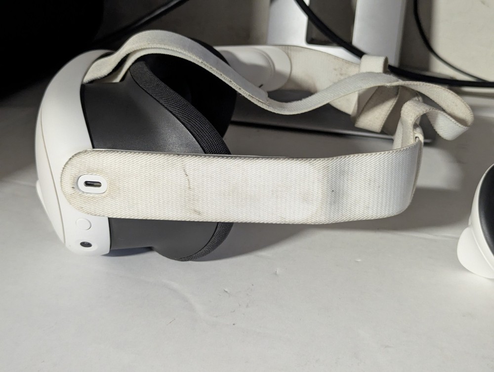 Meta Quest 3 VR Headset - 128GB - Headset & Controllers only
