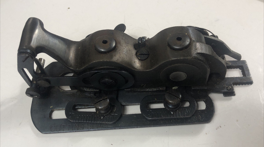 FAMOUS BUTTONHOLE WORKER ORIGINAL BOX With Instructions & Chisel Handle