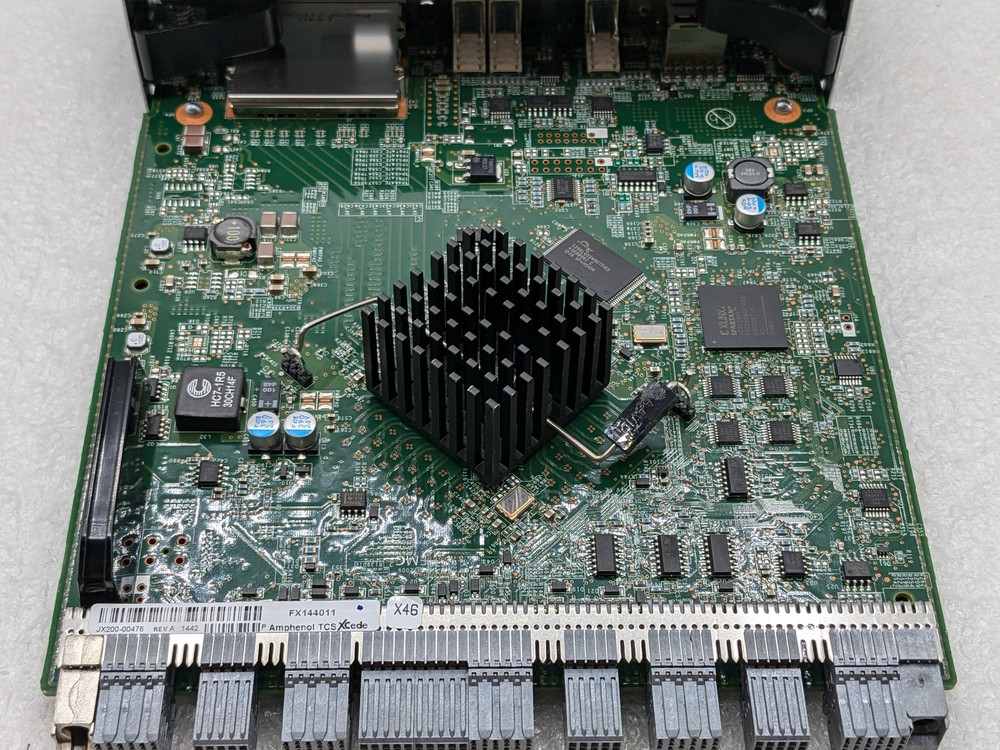 EMC 303-104-000E Server 25 Drive 6GBPS SAS LCC Controller Card