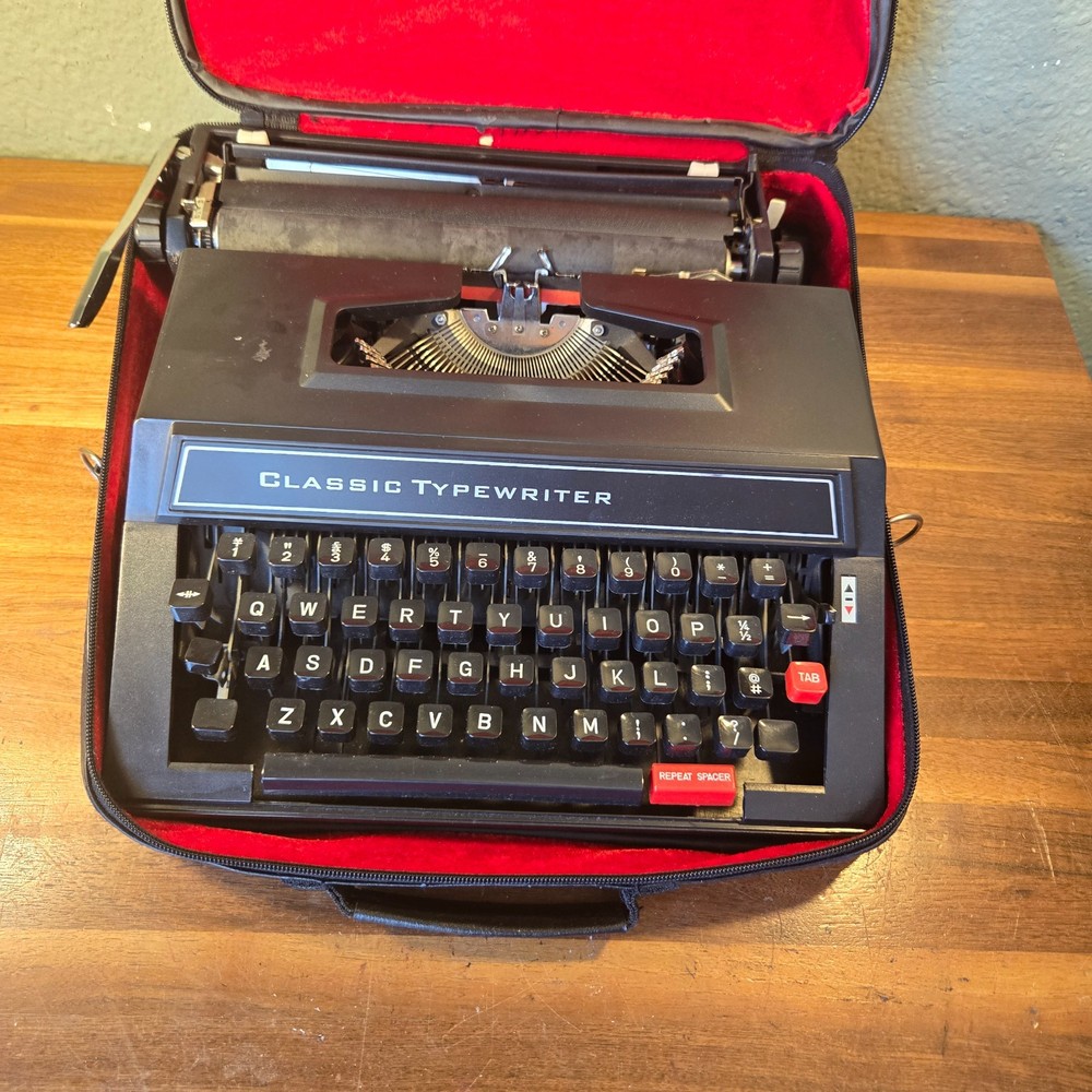 CLASSIC 12 TYPEWRITER PORTABLE TYPEWRITER  With Carry Case
