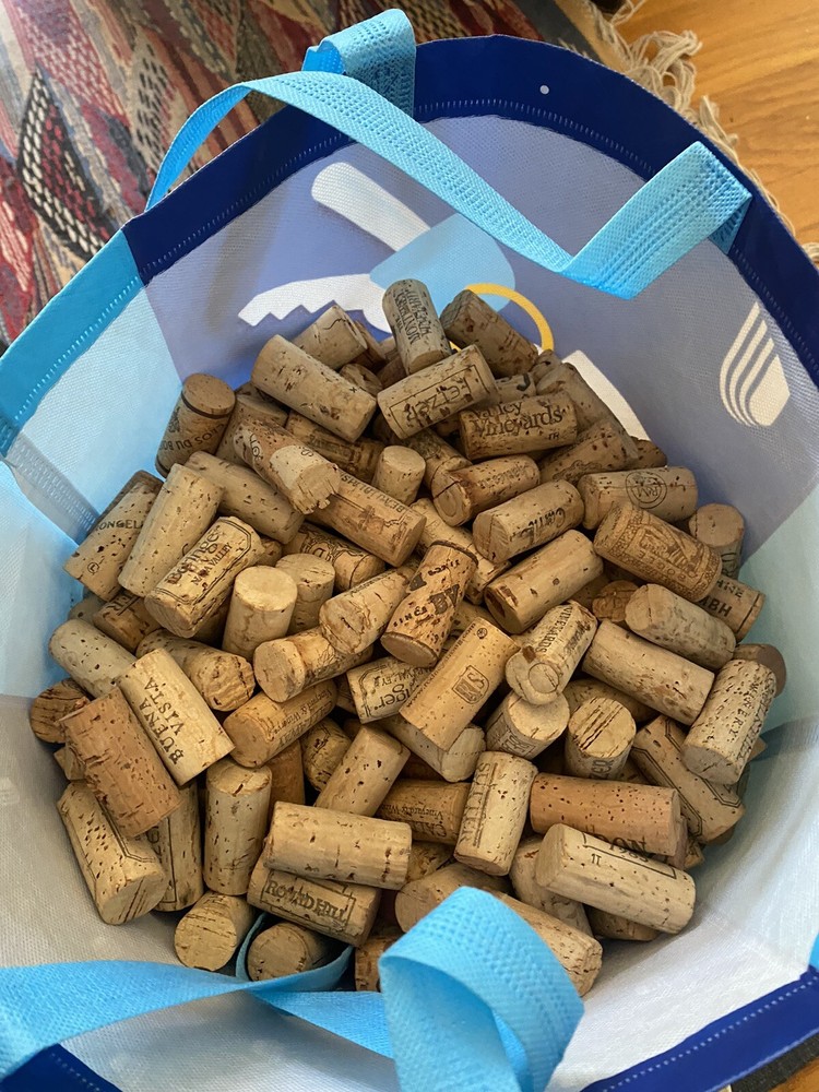 600 used natural wine corks
