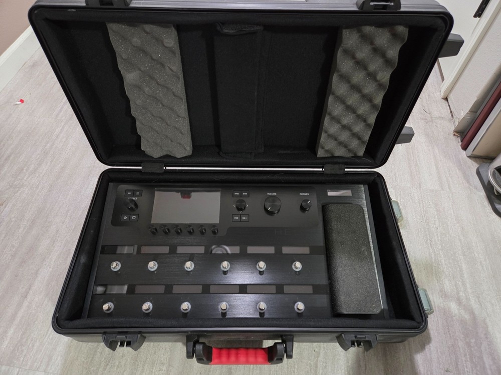 Line 6 Helix Floor  Guitar Processor  W/ Gator Rolling Hardcase