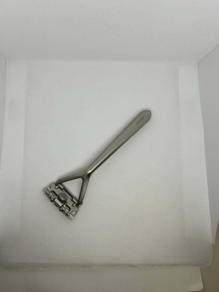 Leaf Razor Silver Triple-Blade Pivoting Head Safety SANITIZED READ DESCRIPTION