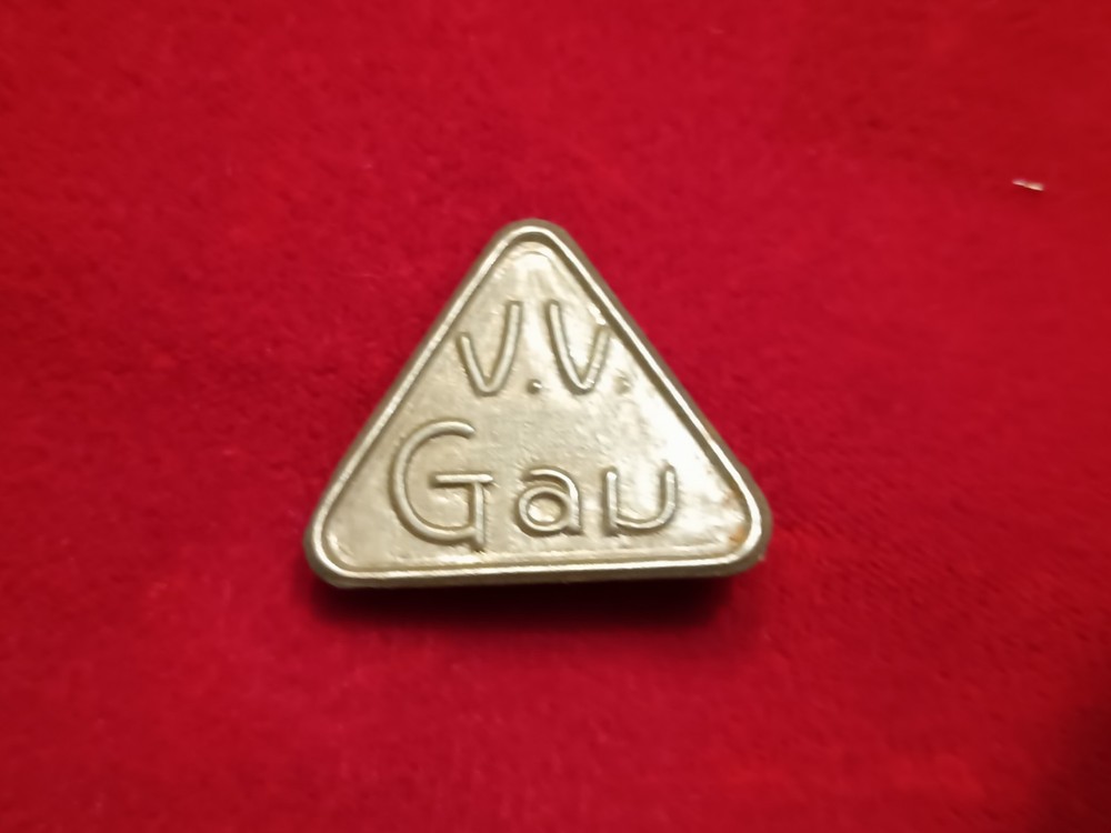 Original WW2 German triangle shaped Tinnie marked V.V. GAU