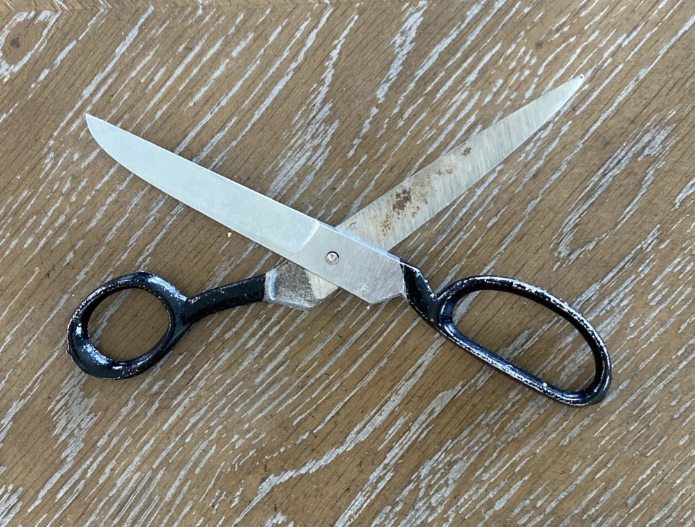 Vintage Black Handled Shears Scissors 7 inches