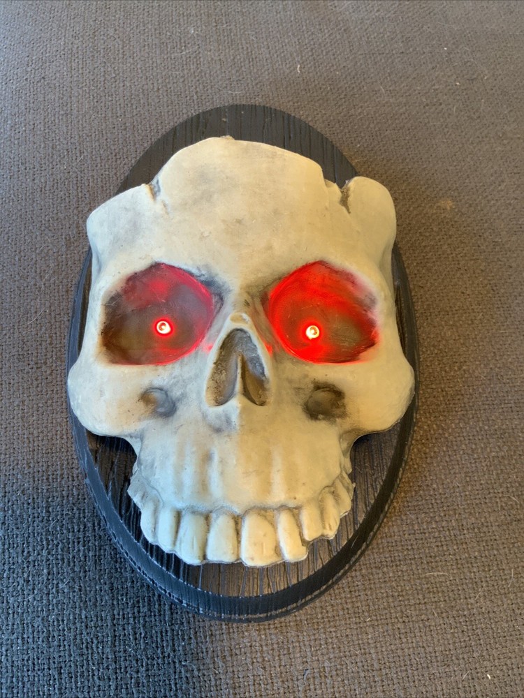 12" Plastic Light Up Red Eyes Skull Wall Plaque Halloween Prop Crypt Decor