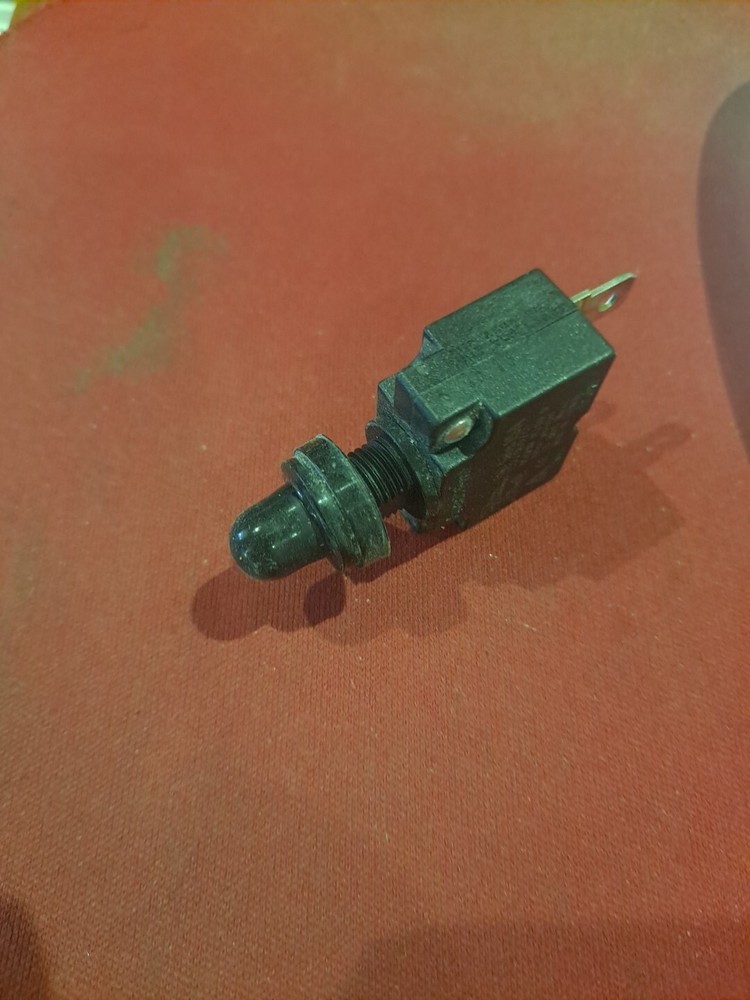 PUSH-BUTTON 15 AMP MECHANICAL MARINE CIRCUIT BREAKERS Sm