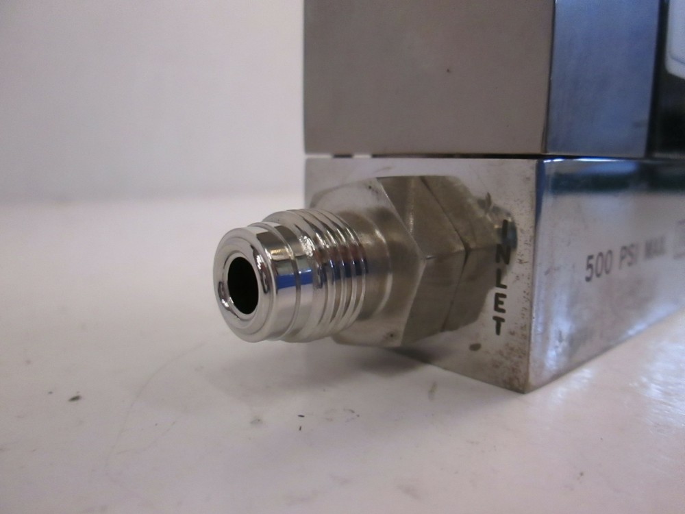 Unit UFC-1500A Oxygen (O2) Mass Flow Controller, 200 SCCM