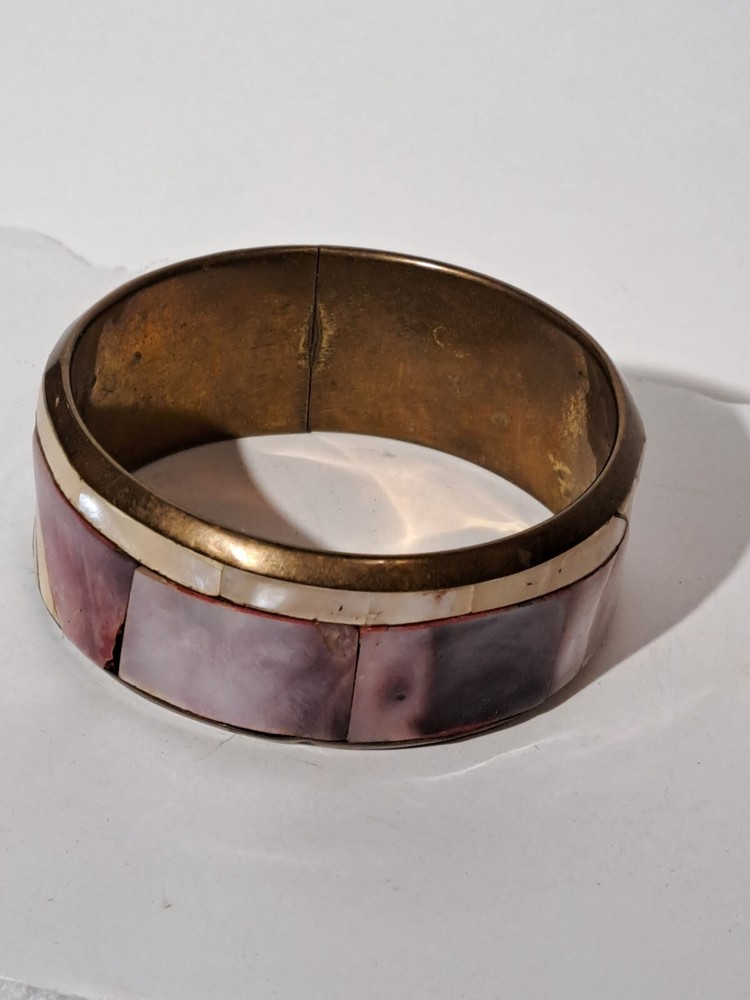 VINTAGE SHELL ON ON BRASS BANGLE BRACELET 2.5"
