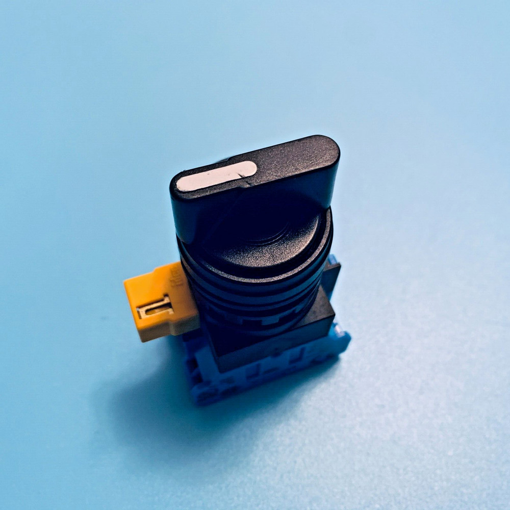 New IDEC HW-F10 3 position switch