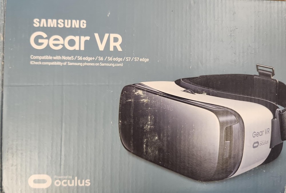 Samsung Gear VR Headset Powered by Oculus Open box