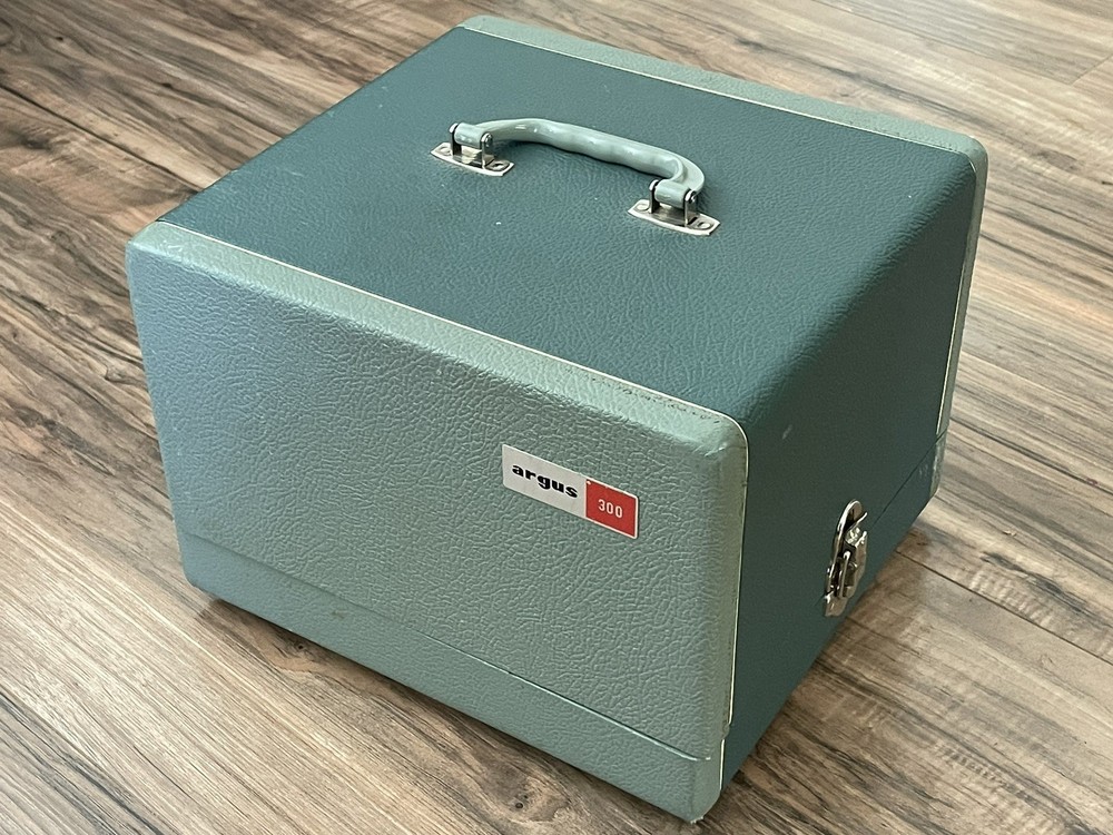 Impeccable Argus 300 Slide Projector with Automatic Slide Changer