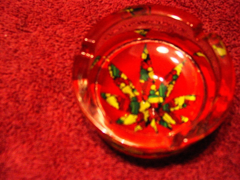 TYE DYE RASTA LEAF ASHTRAY ( LARGE )
